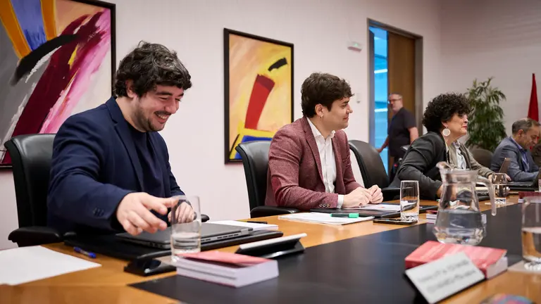 Miguel Garrido de Contigo Navarra, Pablo Azcona de Geroa Bai e Inma Jur&iacute;o del PSN minutos antes de comenzar la Mesa y Junta de Portavoces. PABLO LASAOSA