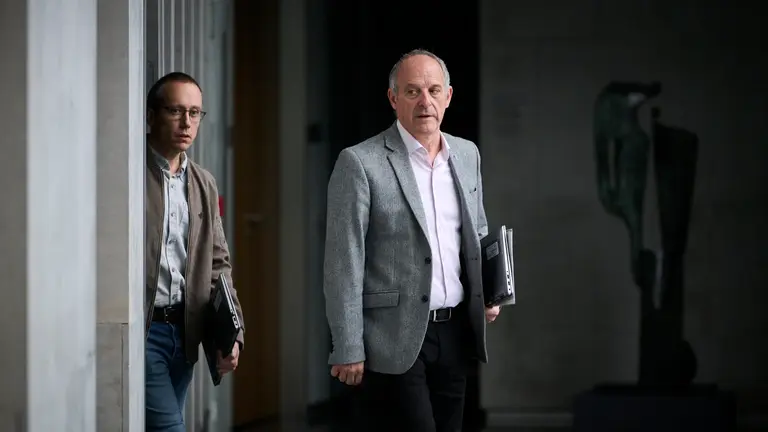 Mikel Zabaleta y Adolfo Araiz de EH Bildu en su llegada a la Mesa y Junta de Portavoces. PABLO LASAOSA