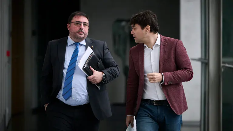 Unai Hualde, Presidente del Parlamento y Pablo Azcona de Geroa Bai en su llegada a la Mesa y Junta de Portavoces. PABLO LASAOSA