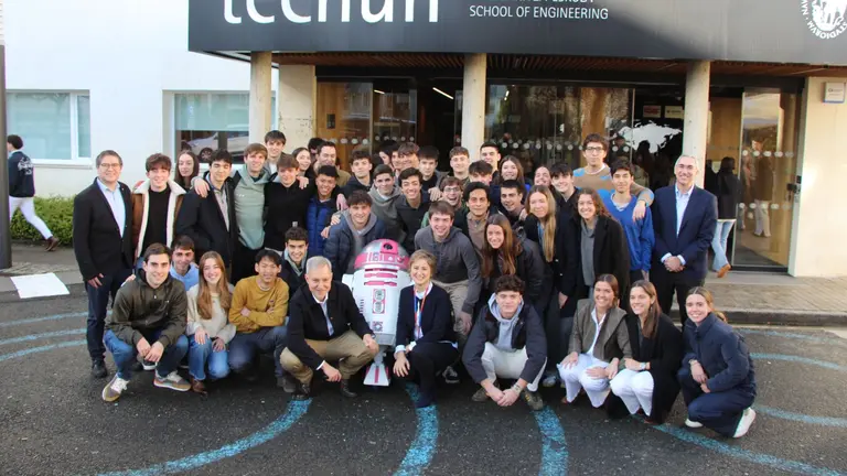 Los estudiantes de Tecnun-Escuela de Ingeniería que participarán en el proyecto con el robot R2KT, el presidente de la Fundación ThePinkForce, Andoni Serrano (junto al robot), y el director de la escuela, Raúl Antón (de pie, el primero por la derecha). UNIVERSIDAD DE NAVARRA
