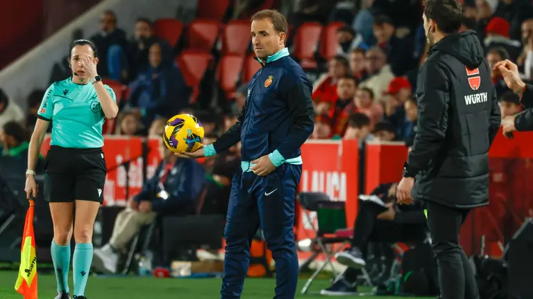 El entrenador del Mallorca, Jagoba Arrasate, en el partido de LaLiga entre el Mallorca y el Osasuna, este lunes en el estadio de Son Moix, en Palma. EFE/CATI CLADERA