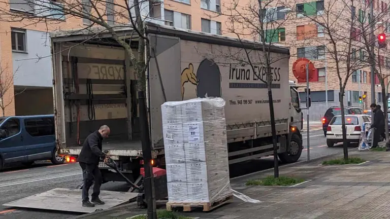 Un operario carga un de los palés de mascarillas en un camión. AYUNTAMIENTO DE PAMPLONA
