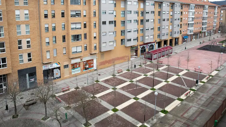 El Ayuntamiento de Pamplona da carácter oficial a la popular ‘plaza Roja’ del barrio de la Rochapea. AYUNTAMIENTO DE PAMPLONA