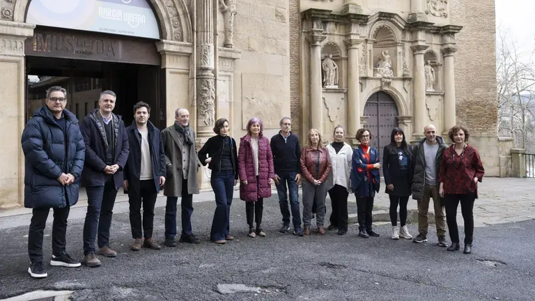 La consejera Esnaola, junto a otras personas participantes en el acto, en la entrada al Museo de Navarra. - GOBIERNO DE NAVARRA