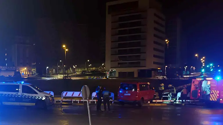 La furgoneta ha quedado empotrada en las vallas de protección. POLICÍA MUNICIPAL DE PAMPLONA