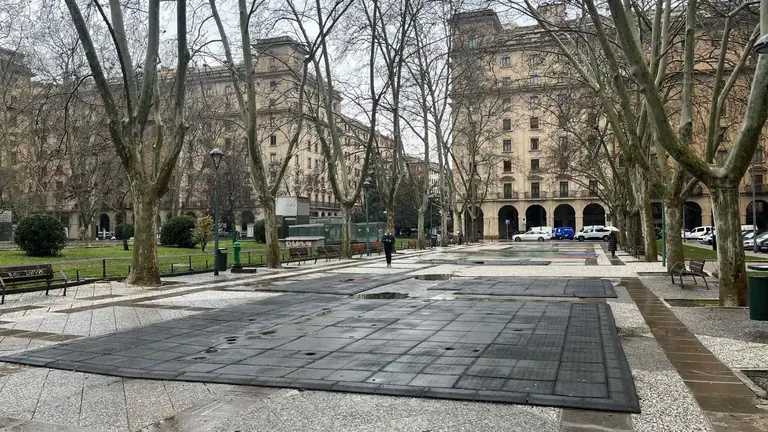 Plaza de la Libertad de Pamplona, de donde faltan los columpios del parque infantil. NAVARRA.COM