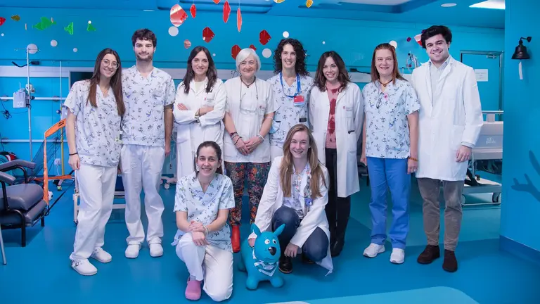 Integrantes de la Unidad Multidisciplinar de Cáncer Infantil y del Adolescente (UMDCIA) y profesionales en formación. GOBIERNO DE NAVARRA