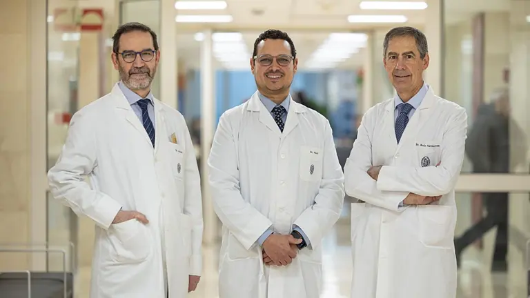De izquierda a derecha, el Dr. Miguel Artaiz, el Dr. Manuel Paulo Guzm&aacute;n y el Dr. Rafael Ruiz-Salmer&oacute;n, en uno de los quir&oacute;fanos de la Cl&iacute;nica Universidad de Navarra. CEDIDA