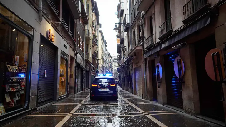 Un coche de la Policía Nacional patrulla por las calles del casco viejo de Pamplona