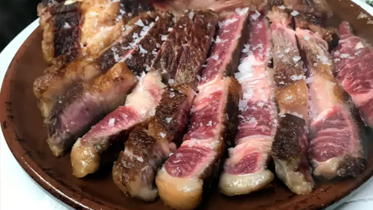 Chulet&oacute;n del restaurante Venta Udabe, en la carretera de Basaburua, en Udabe. VENTA UDABE