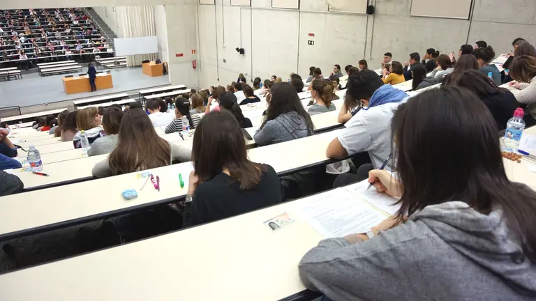 Un profesor impartiendo clase en la UPNA. GOBIERNO DE NAVARRA / ARCHIVO