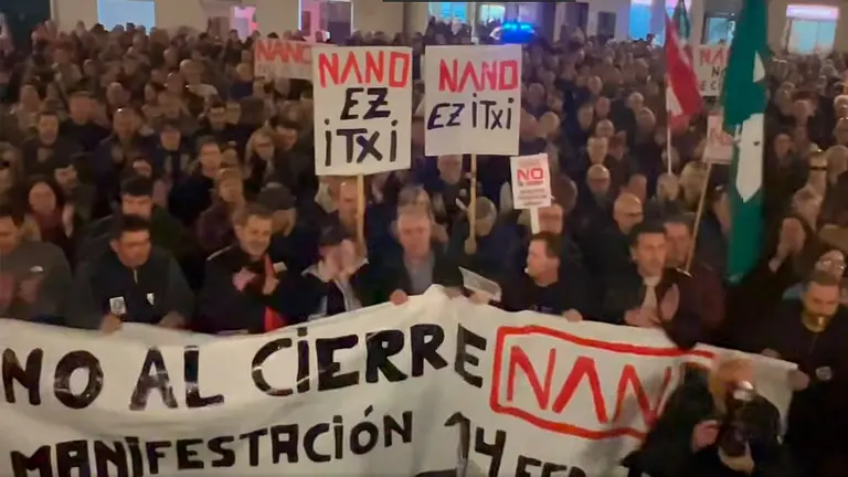 Miles de personas se manifiestan en Tudela conta el cierre de Nano Automotive. JESÚS MARQUINA