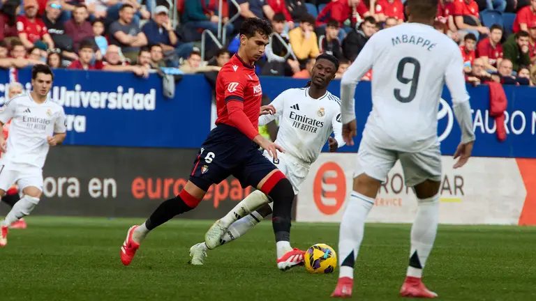 Lucas Torró (6. CA Osasuna) y Eduardo Camavinga (6. Real Madrid) durante el partido de La Liga EA Sports entre CA Osasuna y Real Madrid disputado en el estadio de El Sadar en Pamplona. IÑIGO ALZUGARAY
