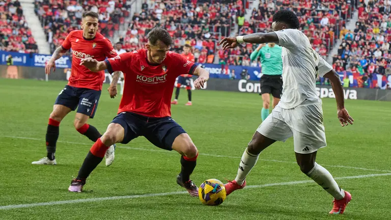Rub&eacute;n Pe&ntilde;a (15. CA Osasuna), Ante Budimir (17. CA Osasuna) y Vin&iacute;cius J&uacute;nior (7. Real Madrid) durante el partido de La Liga EA Sports entre CA Osasuna y Real Madrid disputado en el estadio de El Sadar en Pamplona. I&Ntilde;IGO ALZUGARAY