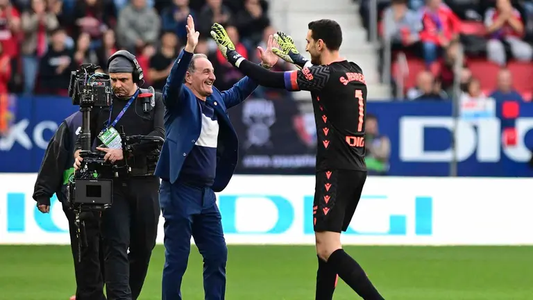 El exportero de Osasuna, Roberto Santamar&iacute;a se abraza con Sergio Herrera (d) durante el partido de la jornada 24 de la LaLiga EA Sports contra el Real Madrid, disputado este s&aacute;bado en el estadio el Sadar de Pamplona. EFE/ INAKI PORTO