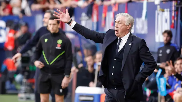 El entrenador del Real Madrid, Carlo Ancelotti, gesticula en el partido ante Osasuna. EFE/Villar Lopez