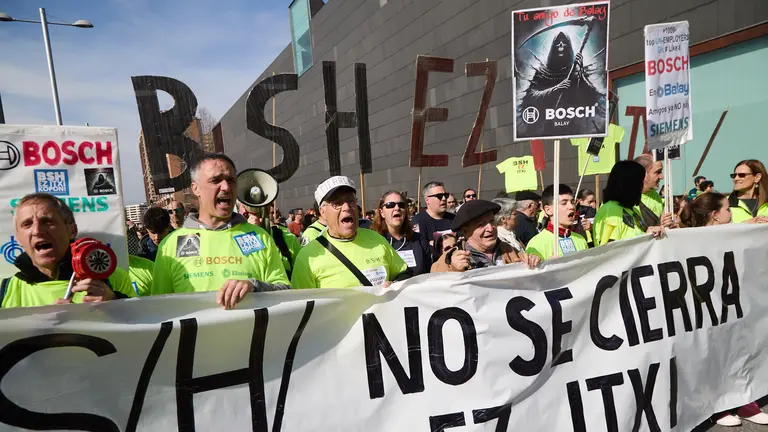 Manifestación convocada por los comités de empresa de Volkswagen Navarra, Nano Automotive, Siemens-Gamesa, Sunsundegui, BSH, Tasubinsa y Tenerías Omega "en defensa del sector industrial en la Comunidad foral". IÑIGO ALZUGARAY
