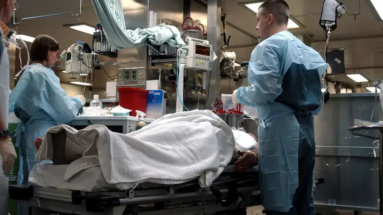 Imagen de unos m&eacute;dicos. Pixabay