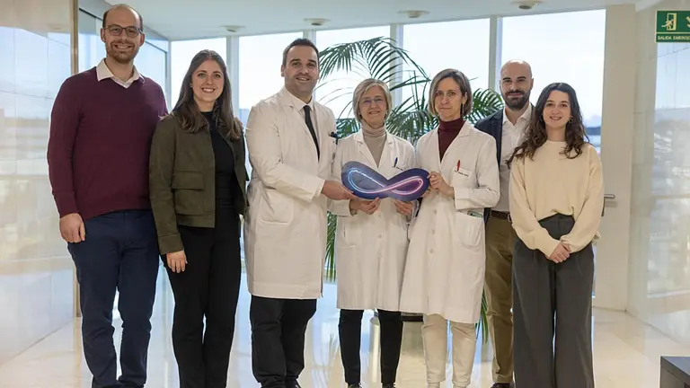 En el centro y de izquierda a derecha, el Dr. La&iacute;n Gonz&aacute;lez-Quarante, la Dra. Mar&iacute;a Cruz Rodr&iacute;guez Oroz y la Dra. Ic&iacute;ar Avil&eacute;s junto a representantes de Medtronic, empresa fabricadora del dispositivo..
