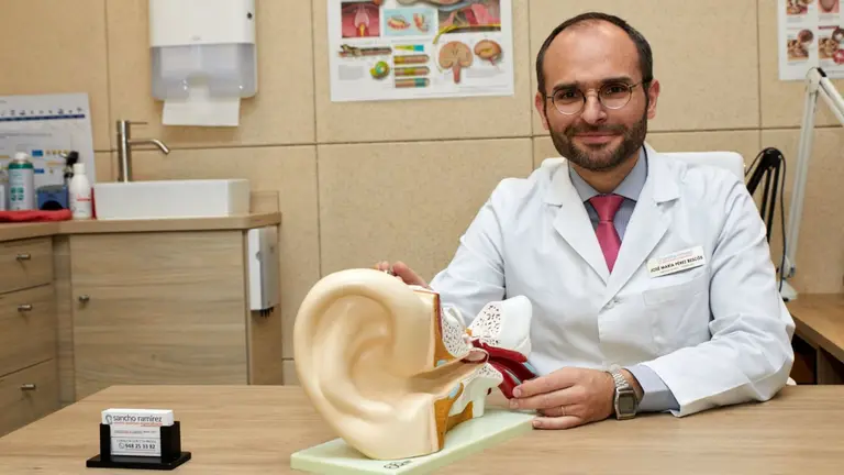 Jos&eacute; Mar&iacute;a P&eacute;rez Besc&oacute;s, director t&eacute;cnico de Sancho Ram&iacute;rez Aud&iacute;fonos, en la avenida de Sancho el Fuerte, 24-26 (en la esquina con P&iacute;o XII)