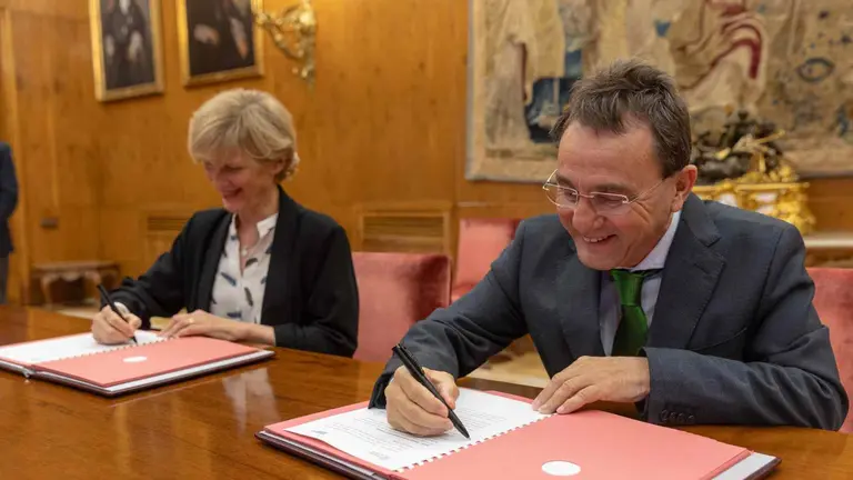 La rectora de la Universidad de Navarra Mar&iacute;a Iraburu y Jos&eacute; Antonio Jarillo, presidente y fundador de Campus Home, en el momento de la firma del acuerdo. . UNIVERSIDAD DE NAVARRA