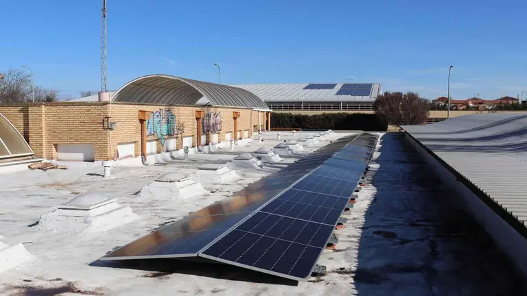 Placas fotovoltaicas sobre la cubierta de la guarder&iacute;a Santa Ana de Tudela. AYUNTAMIENTO DE TUDELA