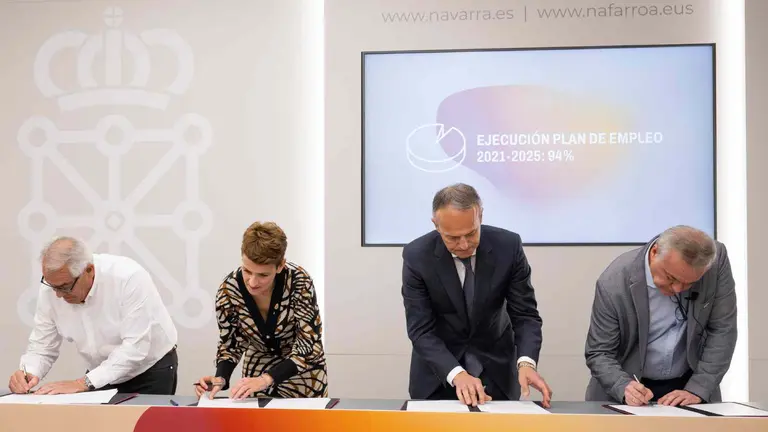 Chivite firma el nuevo Plan de Empleo de Navarra 2025-2028 con el presidente de la Confederaci&oacute;n Empresarial Navarra (CEN), Manuel Piquer, el secretario general de UGT, Jes&uacute;s Santos, y Alfredo Sanz, secretario de Acci&oacute;n Sindical de CCOO de Navarra. GOBIERNO DE NAVARRA