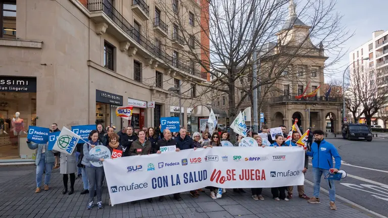 Representantes de diez sindicatos, con representaci&oacute;n en los colectivos de funcionarios civiles a quienes afecta la continuidad de Muface para su atenci&oacute;n sanitaria, han pedido este martes en Pamplona "una soluci&oacute;n real e inmediata" para su situaci&oacute;n y han advertido del "colapso de la sanidad p&uacute;blica". Ha sido en una concentraci&oacute;n ante la delegaci&oacute;n del Gobierno en Navarra, donde varias decenas de delegados sindicales se han concentrado tras una pancarta con el lema "Con la salud no se juega". EFE/ Villar L&oacute;pez