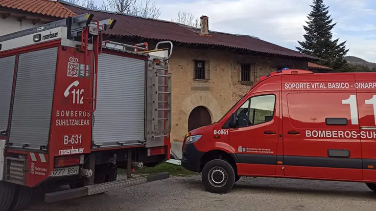 Imagen de los servicios de emergencia en Urd&iacute;roz, pueblo en el que ha cedido el suelo de una borda. BOMBEROS DE NAVARRA