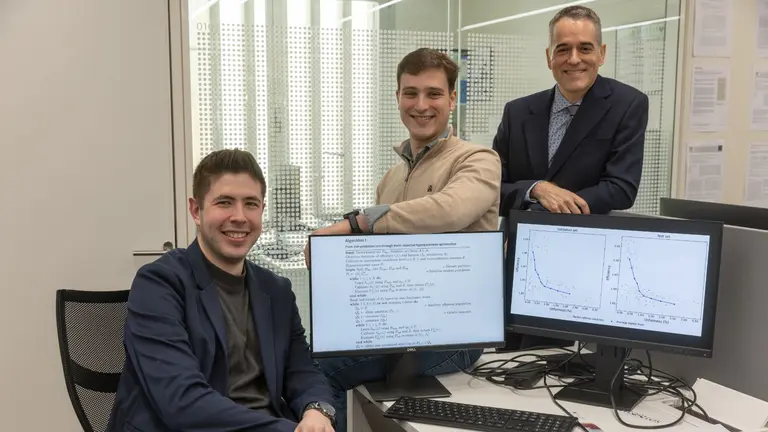 De izquierda a derecha: Alberto Garc&iacute;a Galindo, Marcos L&oacute;pez De Castro y Rub&eacute;n Arma&ntilde;anzas Arnedillo. UNIVERSIDAD DE NAVARRA