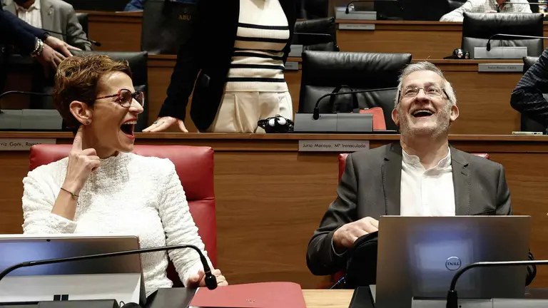 La presidenta del Gobierno de Navarra Mar&iacute;a Chivite, y el Vicepresidente F&eacute;lix Taberna r&iacute;en a mand&iacute;bula batiente durante un pleno en el Parlamento de Navarra. EFE/ Jes&uacute;s Diges