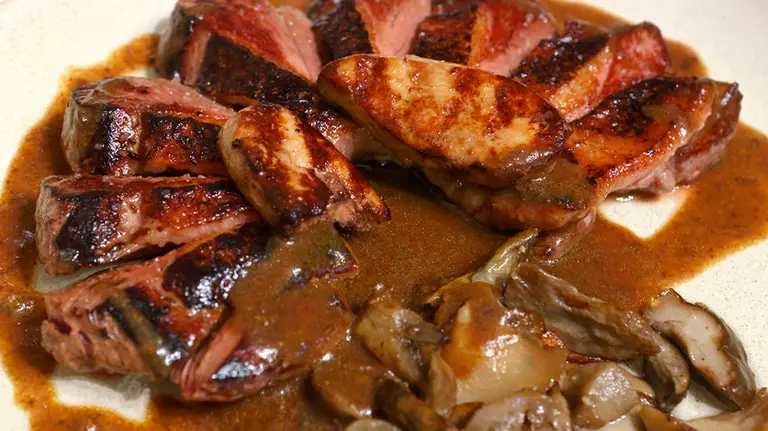 Imagen de uno de los platos caseros que se sirven en el restaurante Posada Palacio Beola de Almandoz. POSADA PALACIO BEOLA DE ALMANDOZ