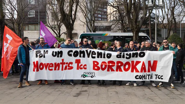 El comit&eacute; de empresa de Moventis TCC, se concentra para exigir un convenio "digno" para la plantilla, en el marco de la convocatoria de paros parciales de las villavesas. I&Ntilde;IGO ALZUGARAY