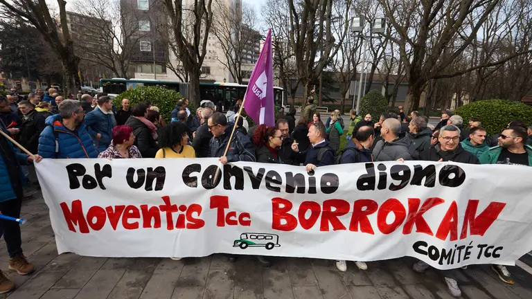 El comit&eacute; de empresa de Moventis TCC, se concentra para exigir un convenio "digno" para la plantilla, en el marco de la convocatoria de paros parciales de las villavesas. I&Ntilde;IGO ALZUGARAY