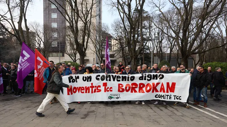 El comit&eacute; de empresa de Moventis TCC, se concentra para exigir un convenio "digno" para la plantilla, en el marco de la convocatoria de paros parciales de las villavesas. I&Ntilde;IGO ALZUGARAY