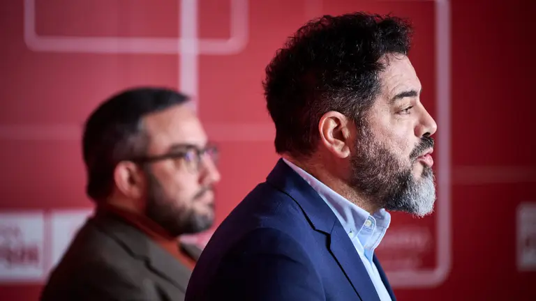 El secretario de organizaci&oacute;n del PSN, Ram&oacute;n Alz&oacute;rriz, y el secretario de Estudios y Programas, Javier Rem&iacute;rez, ofrecen una rueda de prensa para dar a conocer la ponencia del PSN para su 13&ordm; Congreso Regional. PABLO LASAOSA