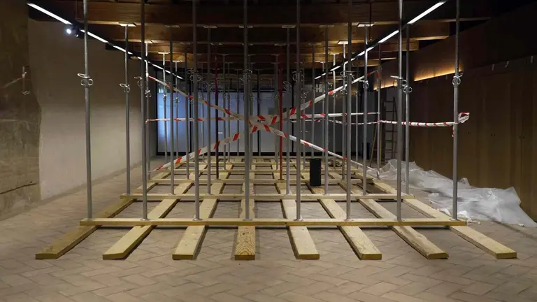 Sala del segundo piso del Palacio del Condestablke que ha sido preciso apuntalar por el estado defectuoso de las vigas del techo. AYUNTAMIENTO DE PAMPLONA