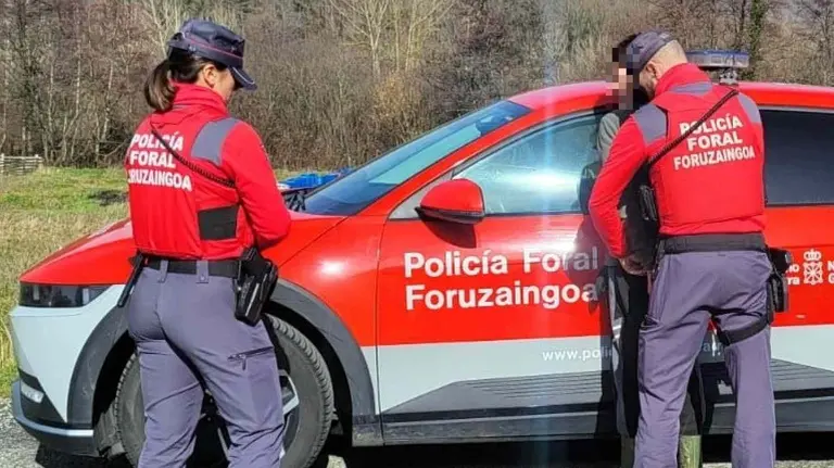 Momento de la detenci&oacute;n del traficante en Lacunza esta semana. POLIC&Iacute;A FORAL