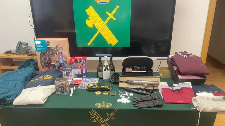 Los art&iacute;culos recuperados por la Guardia Civil tras los robos. GUARDIA CIVIL