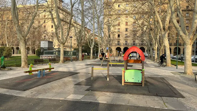 Columpios de la Plaza de la Libertad. NAVARRA.COM