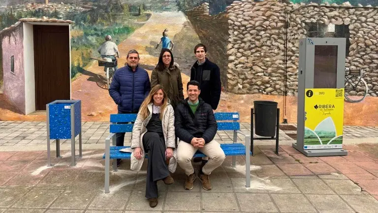 EL banco hecho con tapones de botella en la plaza de Bu&ntilde;uel. AYUNTAMIENTO DE BU&Ntilde;UEL