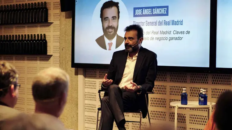 El director general del Real Madrid, Jos&eacute; &Aacute;ngel S&aacute;nchez, durante su intervenci&oacute;n en la Fundaci&oacute;n Industrial Navarra. FUNDACI&Oacute;N INDUSTRIAL NAVARRA