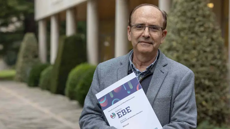 Jes&uacute;s de la Fuente con el manual Bater&iacute;a EBE. UNIVERSIDAD DE NAVARRA