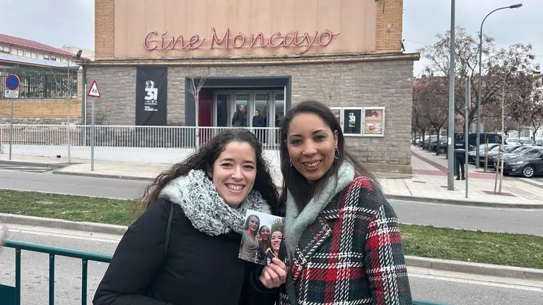 Laura Casanova y Scarla Ramírez posan en Tudela con la fotografía firmada por la Reina Letizia. IRANZU LARRASOAÑA
