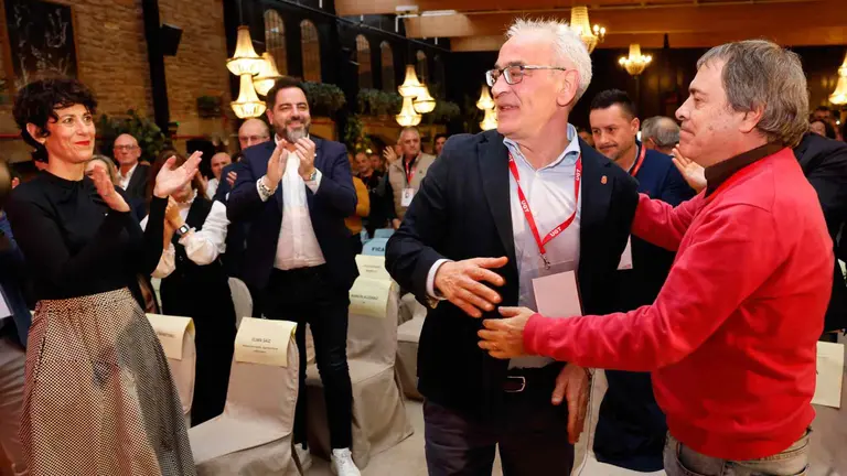La Ministra de Inclusi&oacute;n, Seguridad Social y Migraciones, Elma Saiz, aplaude a Lorenzo R&iacute;os tras ser elegido secretario general de la UGT de Navarra. EFE/ Jes&uacute;s Diges
