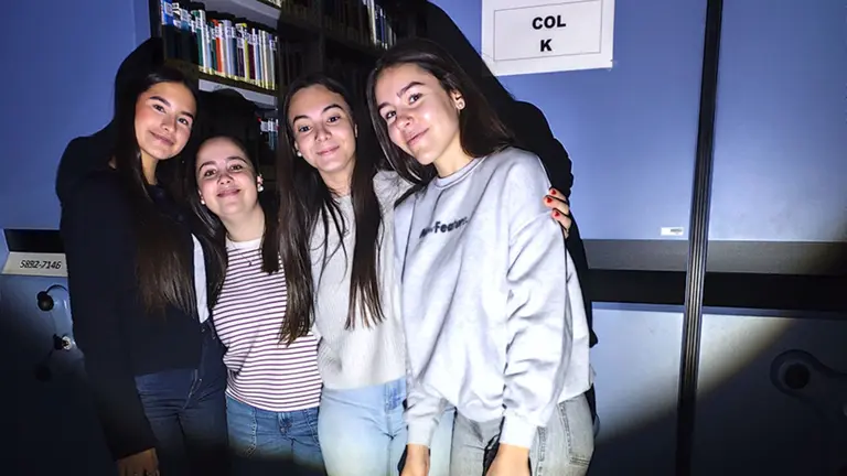 Grupo compuesto por alumnas de las facultades de Ciencias Humanas y Sociales (Claudia Silvela y Luc&iacute;a Pizarro) y Ciencias Econ&oacute;micas y Empresariales (Nora Ciriza) y de la Escuela T&eacute;cnica Superior de Ingenier&iacute;a Industrial, Inform&aacute;tica y de Telecomunicaci&oacute;n (Haizea Borge), durante el "escape room"