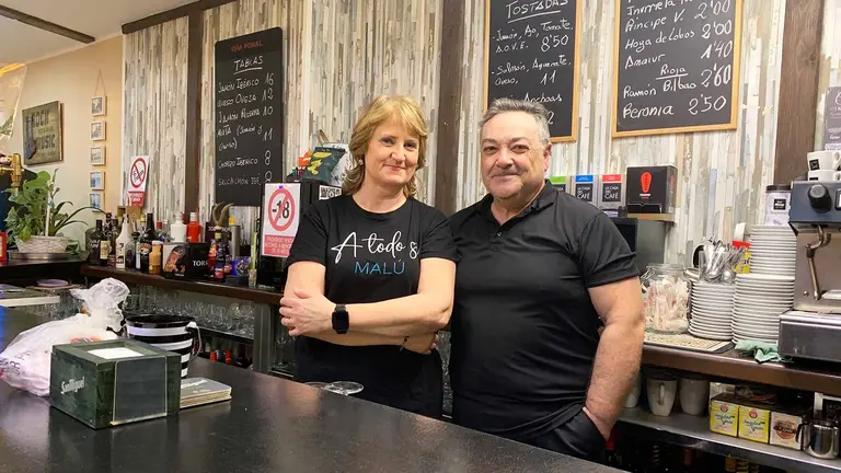Lourdes Morales y Pedro Marín en el interior del bar Malú en Pamplona. Navarra.com
