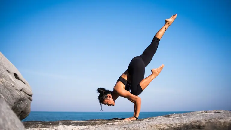 Una mujer realiza yoga. Pixabay