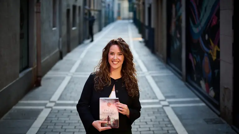 La escritora Laura Azcona, autora de 'El pacto invisible' minutos antes de la presentaci&oacute;n de su nuevo libro. PABLO LASAOSA