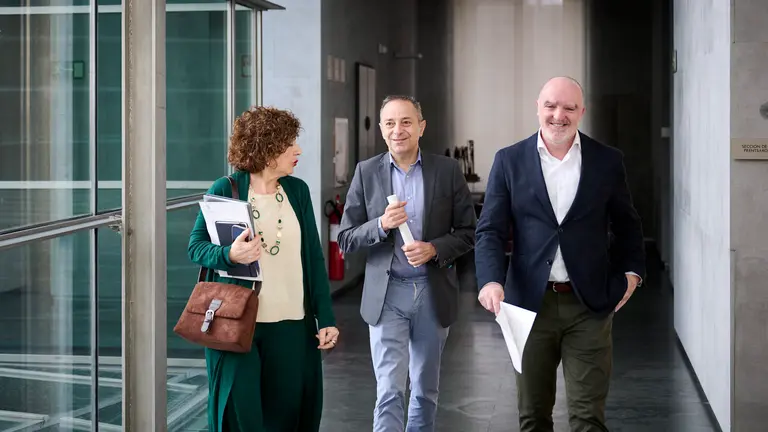 Yolanda Ib&aacute;&ntilde;ez, Juan Luis S&aacute;nchez de Muni&aacute;in y Javier Esparza de UPN minutos antes de celebrar la Mesa y Junta de Portavoces del Parlamento. PABLO LASAOSA